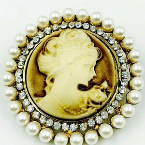 BROWN AND BEIGE CAMEO BROOCH WITH CRYSTAL GLASS RHINESTONE AND FAUX PEARL